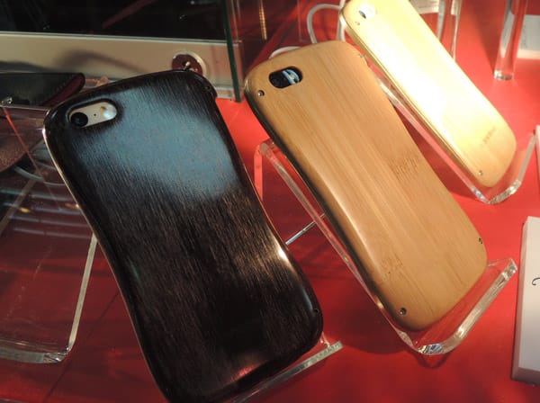 曲面だけで構成するとこのような形状になります。