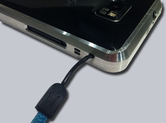 本体のストラップホールも使用できます。