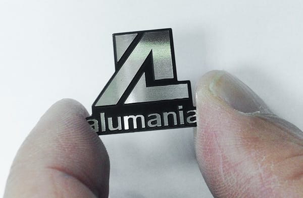 切削エンブレム