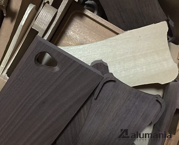 ウッドの削り出しケースを製作中です。