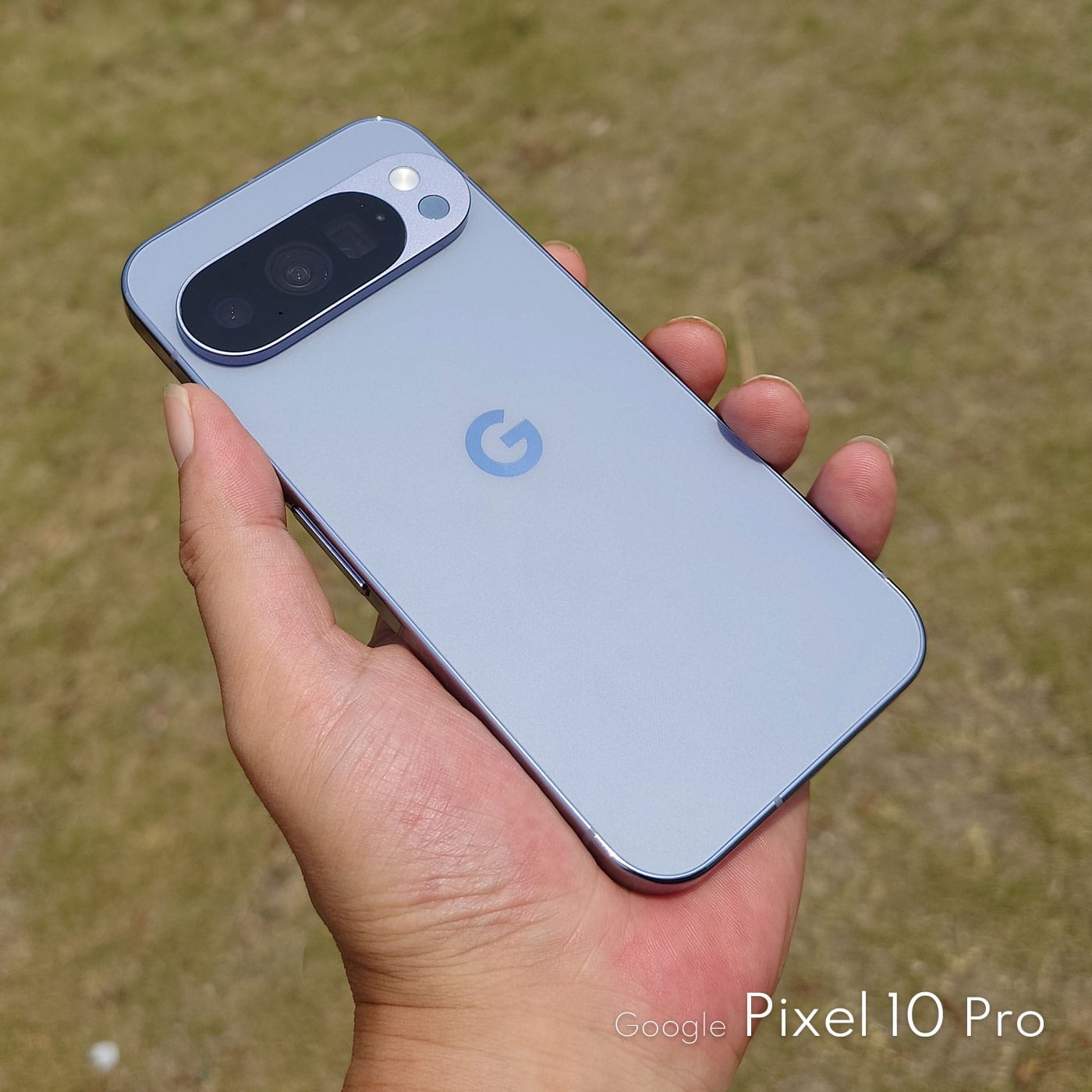 Pixel10Proの手持ち感(背面側)