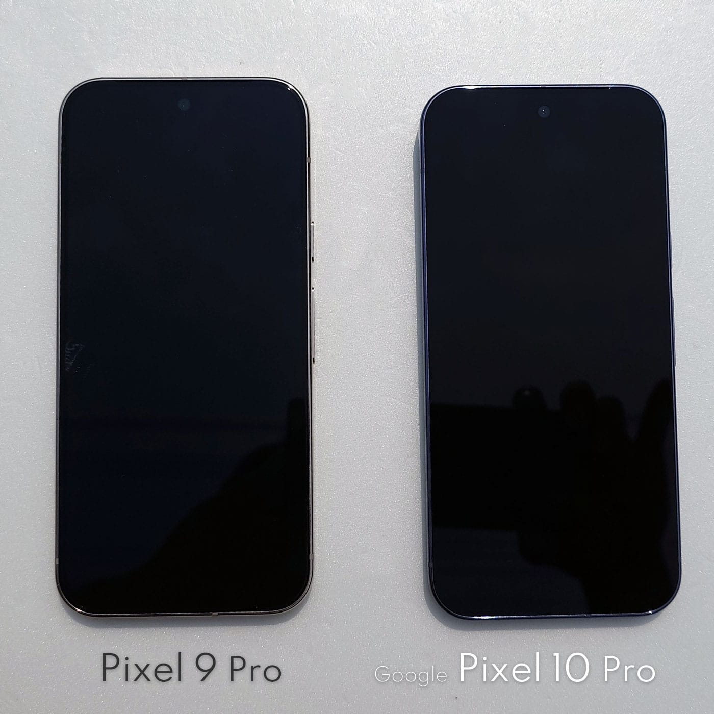 Pixel9ProとPixel10Proの正面(画面側)比較