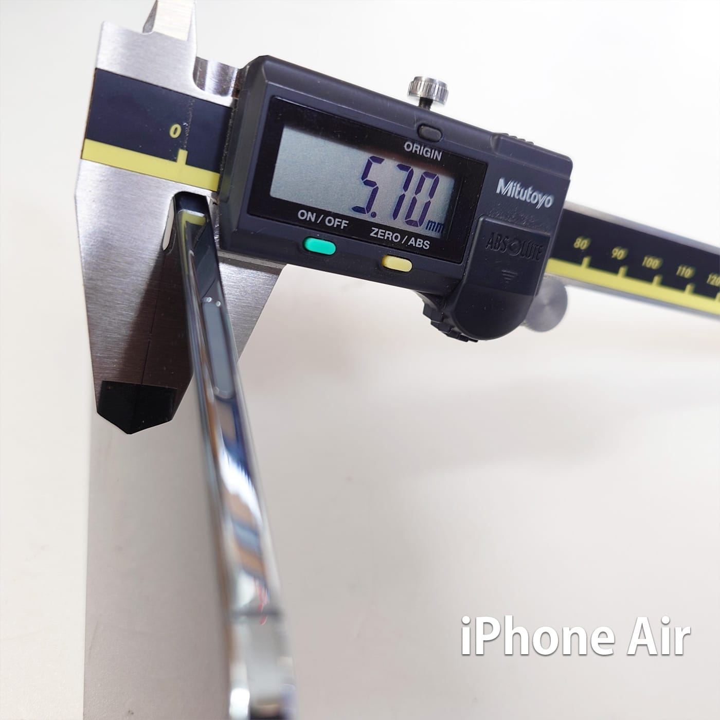 iPhone Airの厚み測定＝5.70ｍｍ