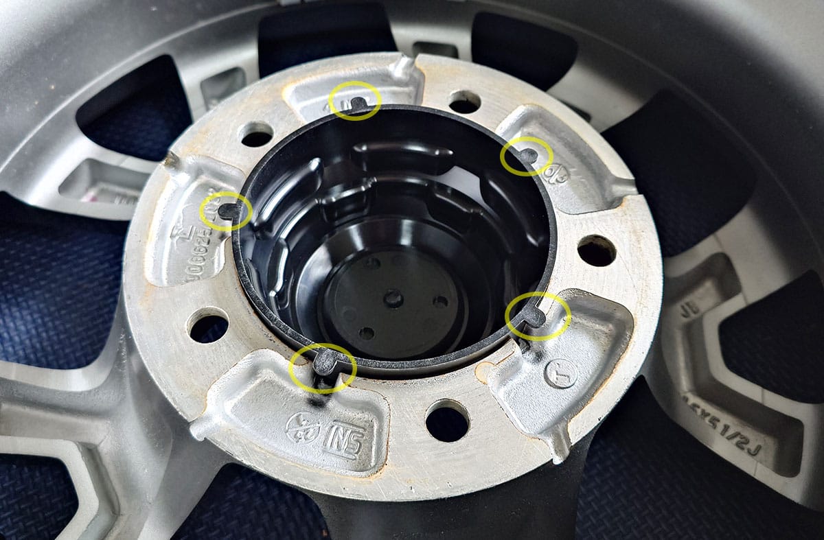 製品裏の6か所の爪位置