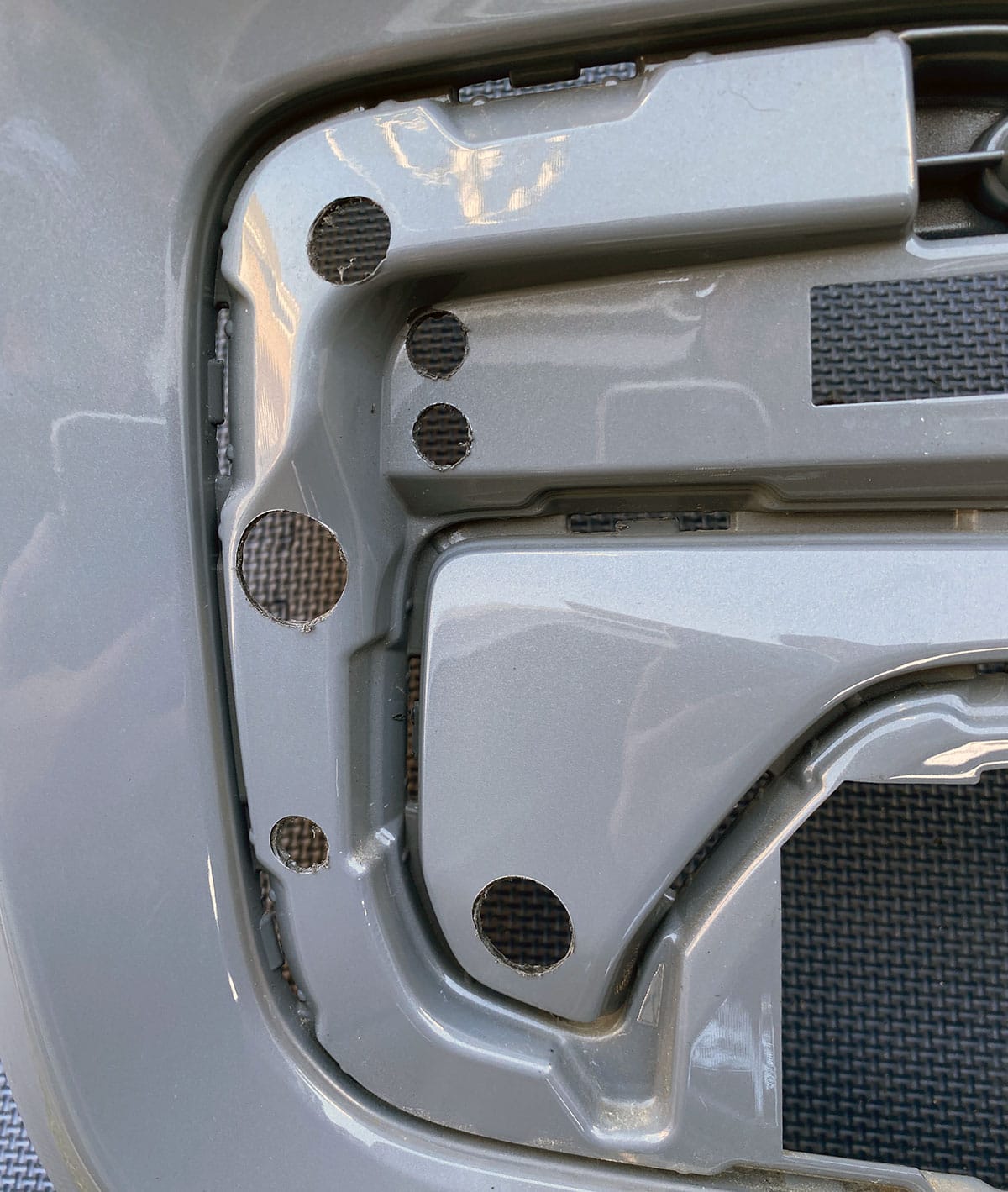 バンパーに穴あけ加工が必要