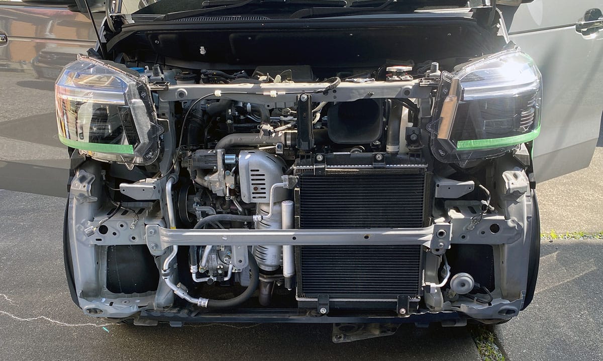 N-BOXカスタムのフロントバンパー取り外し状態